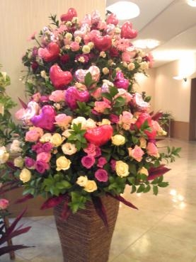 カラフル「バラいっぱいのお祝い花」ご紹介いたします。桑名市花キューピットのミナミ花店です。｜「ミナミ花店」　（三重県桑名市の花キューピット加盟店 花屋）のブログ